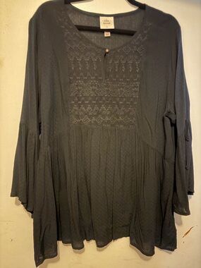 Women's black Embroidered Peasant Top